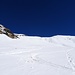 Kurven und Schneeschuhspuren im steilen Nollborz