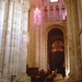 I colori delle vetrate si riflettono sulle colonne della basilica di Brioude.