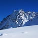 Blick zu den Karlesspitzen. Durch die Steilrinne rechts der Bildmitte sind Aufstiegsspuren zu erkennen