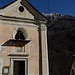 Chiesa di Santa Maria del Carmine di Corippo.<br />Presente in molte chiese della Verzasca è la tipica finestra dalle linee sinuose.