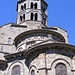 L'abside della chiesa di Saint Nectaire ed il campanile ottagonale.