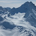 Blick vom Gipfel nach Süden zu den höheren Gipfeln (2. der hohen Gipfel von rechts müsste die Zischgeles sein)