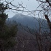Appare il Monte Chiusarella, imbiancato sul versante NW