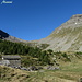 Alpe di Sceru con l'omonima valle alle spalle e il Pizzo di Sceru sulla destra.