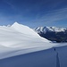 Einsame Spurarbeit auf den Schneeböden; hinten Riein und Churer Rheintal
