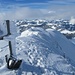 schön "biechtets" Gipfelkreuz mit Gipfelgratausläufer gegen WNW