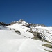 Blick hoch zu unserer morgigen Aufstiegsroute: in der Mitte das Grauhorn 3160m, wo man rechts über das gut erkennbare Schnee- / Gletscher-Trassée traversiert. 