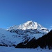 Das Erste, was man schon bei der Anfahrt sieht, ist der Lüsener Fernerkogel. Er ist bei dieser Tour allgegenwärtig und blieb auch den ganzen Tag über ein Blickfang.