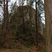 Vom Tal her sieht die Burgruine Gutenfels (480m) unbezwingbar aus. Sie steht hoch über dem Fluebach auf einem wuchtigen Felsturm.