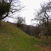 Von der Burg von Titterten (705m) sind keine Mauerreste mehr sichtbar. Man kann jedoch noch den Burggraben in der Landschaft erkennen.