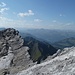 Oben angekommen, eröffnet sich der Blickch in die Schweiz. Hinter dieser Kante geht es 600 Meter senkrecht hinunter.