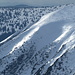 Gipfelbereich Schneekoppe (tsch. Snĕžka, poln. Śnieżka) - Zoom zum Brunnberg (tsch. Studniční hora), über dessen Flanken immer mehr Licht gleißt.