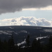 Im Aufstieg von Petzer (tsch. Pec pod Sněžkou) in Richtung Rosenberg (tsch. Růžová hora) - Ausblick zum Schwarzenberg (Černá hora), passenderweise unter einem schwarzen Berg aus Wolken.