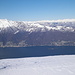 Strisce di diversi colori, con le Isole di Brissago a "spezzare la monotonia"...
