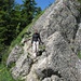 Wanderin am Klettersteig zwischen Hochhäderich und Falken