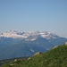 Hier schauen wir hinüber in die nordseitig noch recht verschneite Brenta: die höchsten Gipfel links des Einschnittes in Bildmitte sind die Cima Tosa (3159m) und die Cima Brenta (3150m).