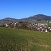Das Dorf Bretzwil (637m) mit den Hügeln Brang / Brand (rechts, 894m) und Buechberg (links; 838m). 