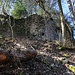 Die nördliche Ringmauer der einst mächtigen Burg Ramstein von der heute lediglich einige Mauerreste zu sehen sind.