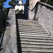Dem Himmel entgegen. Imposante Treppe hinauf zur Kirche S. Maria del Sasso. 