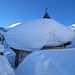 Die kleine Kapelle vor der Lavarellahütte verschwindet fast unter den Schneemassen.