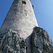 Der Turm wurde direkt in die Felsen hineingebaut.
