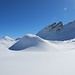 Ein namenloser Buckel gibt der Schneewüste ein wenig Kontur - darüber der Zacken des Piz Stiga (2786 m), im Hintergrund die Pareispitze (2794 m).