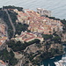 Tête de Chien - Zoom auf den als Halbinsel aus dem Meer ragenden Felsen mit Monaco-Ville, der Altstadt von Monaco.