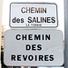 An der Moyenne Corniche - Straßenschild des zu La Turbie (Frankreich) gehörenden Chemin des Salines, der Seitenarm des hier bereits angekündigten Chemin des Révoires (Monaco) zweigt erst hinter dem Grundstück Nr. 24 durch einen Torbogen ab.