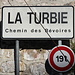 Unterwegs auf dem Chemin des Révoires (La Turbie) - Diesem Weg, der in La Turbie als schmale Straße ausgebaut ist, folgen wir bis auf weiteres.