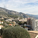 Unterwegs auf dem Chemin des Révoires (La Turbie) - Ausblick über Häuserdächer. "Unten" ist der Bereich des Landeshöhepunktes von Monaco zu sehen (24 Chemin des Révoires bzw. in Straßennähe nordöstlich davon).