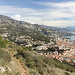 Im Aufstieg zum Tête de Chien - Ausblick. Zu sehen sind u. a. Teile des Fürstentums Monaco und von Beausoleil. Im Hintergrund reichen die Ausläufer der Seealpen bis ans Meer heran.