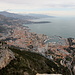Tête de Chien - Tiefblick von der Abbruchkante bei mittlerweile trübem Wetter. Unten dominiert Monaco. Weiter hinten reicht der Blick über Menton bis nach Italien.