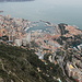 Tête de Chien - Tiefblick entlang steiler, gesicherter Felsflanken nach Monaco. Der Landeshöhepunkt des Fürstentums befindet sich fast 400 Meter unter uns.