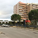 An der Moyenne Corniche (N7/D6007) - Hier, im Bereich der Ortschilder, grenzen die französischen Gemeinden Beausoleil und La Turbie aneinander. In der Nähe des östlichen (rechten) Fahrbahnrands der Straße stößt der Grenzverlauf von Monaco dazu. Im Bereich dieses „Drei-Gemeinden-Ecks“ befindet sich der tatsächliche Landeshöhepunkt von Monaco. Ein Fußweg dient als Zugang von der Straße D6007 in Richtung Patio Palace, im kleinen roten Gebäude befindet sich ein Aufzug und eine Treppenanlage.<br /><br />ERGÄNZUNG IM APRIL 2015 (siehe auch Kommentare aus 2015): <br />Diese Stelle ist als Landeshöhepunkte auch amtlich im "Statischen Jahrbuch Monacos" von 2014 ausgewiesen<br />(IMSEE, Monaco Statistics, Ministère d'État, Institut Monégasque de la Statistique et des Etudes Economiques: "monaco statistics pocket", ISSN 2311-3946). <br />Die höchste Stelle Monacos ist darin in Französisch und Englisch wie folgt angegeben: <br />"Point culminant au sol (Accès au Patio Palace sur la D6007) 164,4 mètres".<br />"Highest point at ground level (Access to Patio Palace on D6007) 164,4 meters"<br />Also: "Höchster Punkt auf dem Boden (Zugang zum Patio Palace an der D6007) 164,4 Meter".