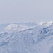 Il solco della Lavizzara, sguarnito di cime, permette di arrivare a scorgere la testata della Val Loana / Val Pogallo e le sue vette