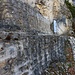 Massive Mauern schützen die ehemalige Grottenburg Riedfuh. Die Ruine wurde erst in der Mitte des letzten Jahrhunderts von spielenden Kindern aus Eptingen wieder entdeckt!