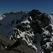 Blick vom Westlichen Gamezkogel zum Hauptgipfel. Links von ihm der flache Gipfelgrat.