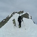 Für die letzen Meter auf den Gipfel werden die Skier auf den Rucksack geschnallt.