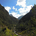 der Weg führt durch das idyllische Tal, meist dem wilden Río Moscoso entlang