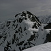 Der höchste Punkt des Räuhengrates mit dem winzigen Gipfelkreuz