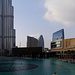 Links neben der Dubai Mall - der Burj Khalifa.<br />Man kann machen was man will, er passt einfach net ganz aufs Foto.