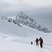 <b>Ci raggiungono tre scialpinisti muniti di corda e piccozza, diretti al Basòdino. Dovranno superare circa 1700 m di dislivello, ma soprattutto un canalone ripido con neve gelata.</b>