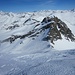 Gletscherhorn – der steile Gipfelhang, dahinter der felsige Piz Predarossa (in den Felsstufen hätte es Fixseile drin)