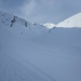 Zu Beginn ein flacher Anstieg entlang des Jufer Rheins (Winterwanderweg) – hinten in der Sonne der Piz Piot