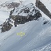Zweite Triebschneeplatte im Zoom – sie wurde bereits überquert, im Aufstieg zu Fuss, in der Abfahrt abgerutscht. Dahinter ein abgegangenes Schneebrett mit geringer Anrisstiefe (ca. 10-15cm)