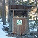 Das Schild "Gefährdet nicht Wald & Wild" auf einem Jägerstand mutet schon etwas makaber an.