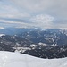 Der Kronplatz - ein Berg mit vielen Skiliften, darf natürlich nicht fehlen (ungefähr in Bildmitte). Dahinter das Pustertal. In Nordtirol hatte es heute dichte Wolken.