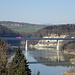 Ausblick zwischen den Brückenbogen Richtung Autobahnbrücke und Schiffenensee