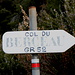 Im Aufstieg von Les Colombières nach Granges Saint Paul - Abgesehen von den kurzen Abstechern zu den etwas abseits des Wanderwegs gelegenen Gipfeln sind wir heute die ganze Zeit auf dem GR 52 unterwegs. Auch wenn dieser Wegweiser schon etwas verblichen ist: Alles ist gut markiert (weiß-rot) und ausgeschildert.