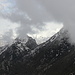 Roc de l'Ormea - Ausblick vom Gipfel. Über den Grenzkamm ziehen dunkle Wolken.